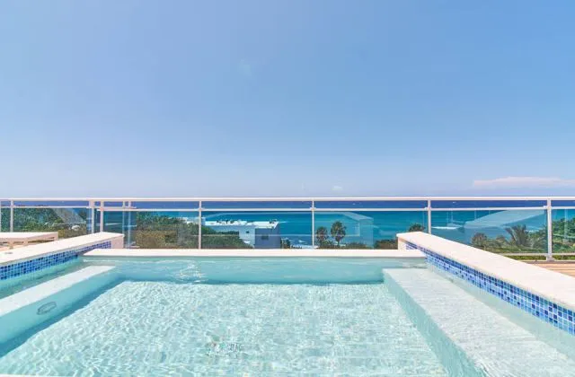 Grand Laguna Beach terrasse piscine avec vue mer